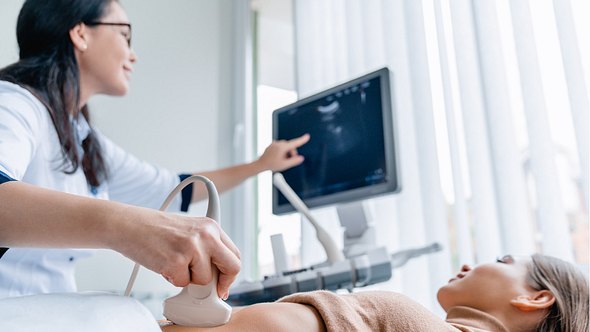 Eine schwangere Frau während eines Ultraschalls bei der Frauenärztin - Foto: iStock_Inside Creative House