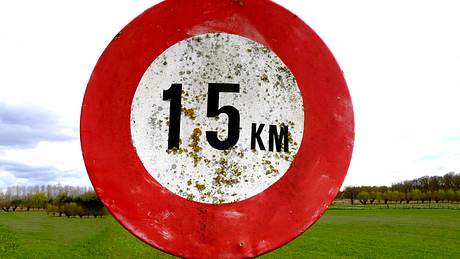 Schmutziges altes 15 km pro Stunde Schild - Foto: iStock / Ifness
