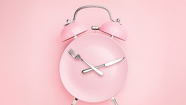 Uhr mit Messer und Gabel drauf - Foto: istock/Tanyajoy