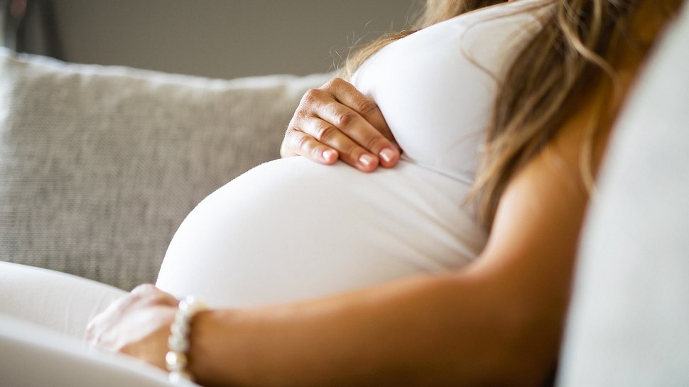 Eine schwangere Frau umfasst ihren Bauch - Foto: istock_kjekol