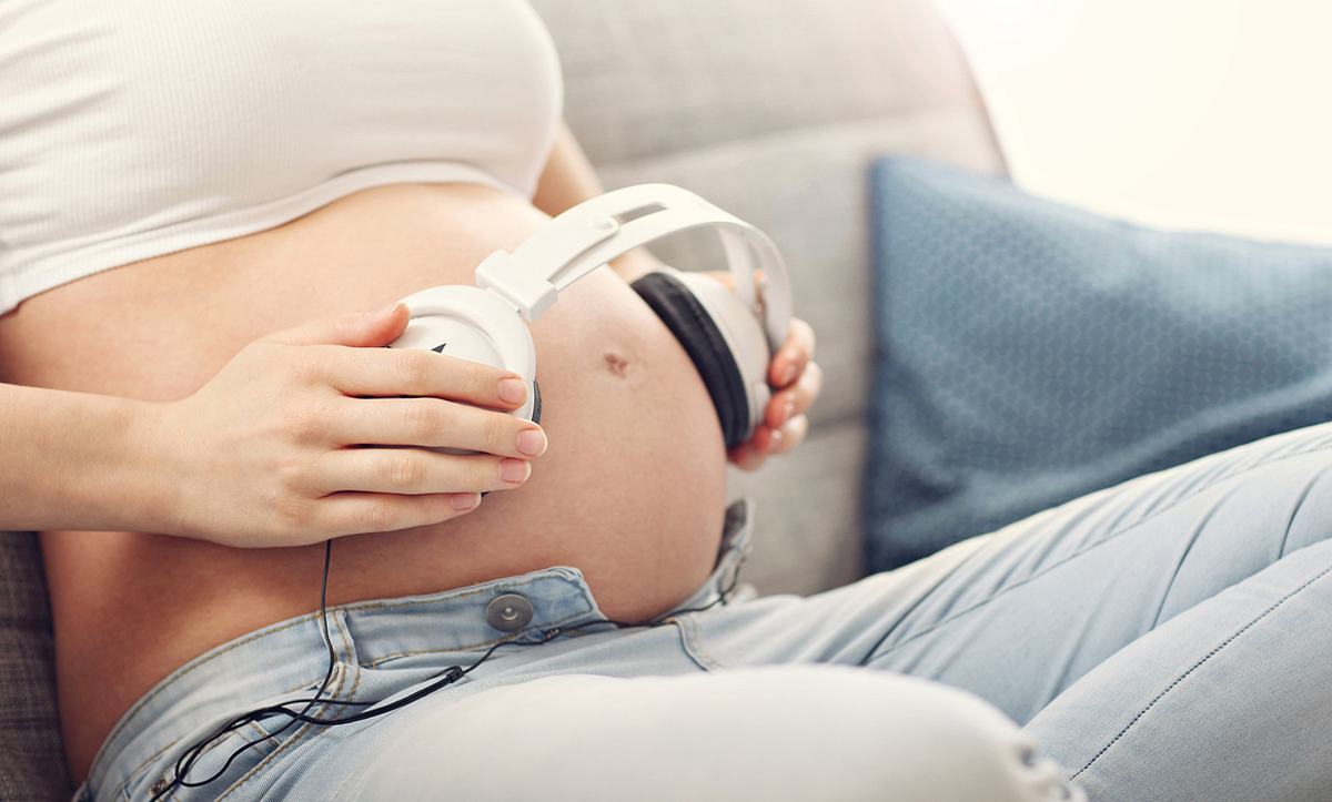 In der 32. SSW erkennt das Baby bereits die Stimme seiner Mutter und kann Musik hören