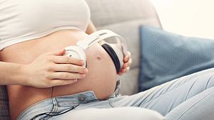 In der 32. SSW erkennt das Baby bereits die Stimme seiner Mutter und kann Musik hören - Foto: macniak/iStock