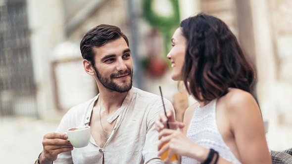 Frau und Mann reden miteinander - Foto: istock/Jovanmandic