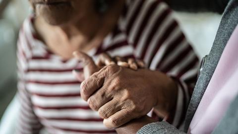Frau mit Demenz wird die Hand gehalten - Foto: iStock/FG Trade
