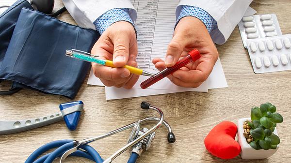 Arzt zeigt mit Kugelschreiber auf Blutprobe - Foto: iStock/Shidlovski