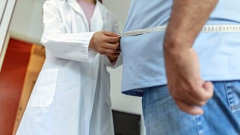 Ärztin misst den Bauchumfang eines Patienten - Foto: iStock / Jelena Stanojkovic 