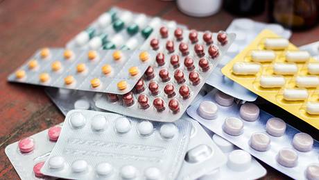 Tabletten in Blistern auf Holztisch - Foto: iStock-1133425325 sanjagrujic