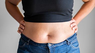 Ein dicker Bauch einer Frau, die in den Wechseljahren abnehmen möchte - Foto: iStock/AndreyPopov