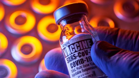 Person hält Impfdose in der Hand - Foto: istock/Bill Oxford