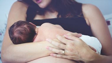 Mutter stillt ihr Neugeborenes - Foto: tatyana_tomsickova/iStock