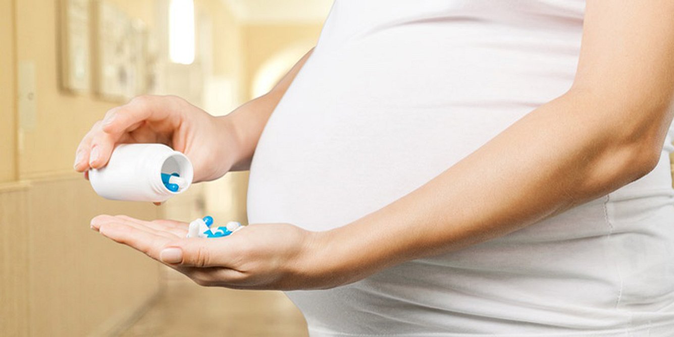 Schwangere Frau mit Tabletten