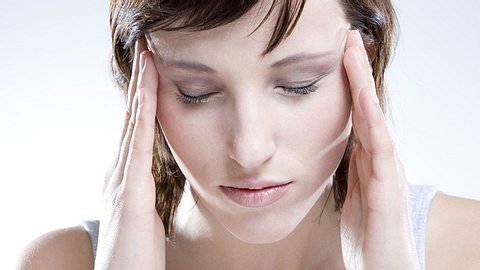 Frau mit Kopfschmerzen - Foto: Fotolia