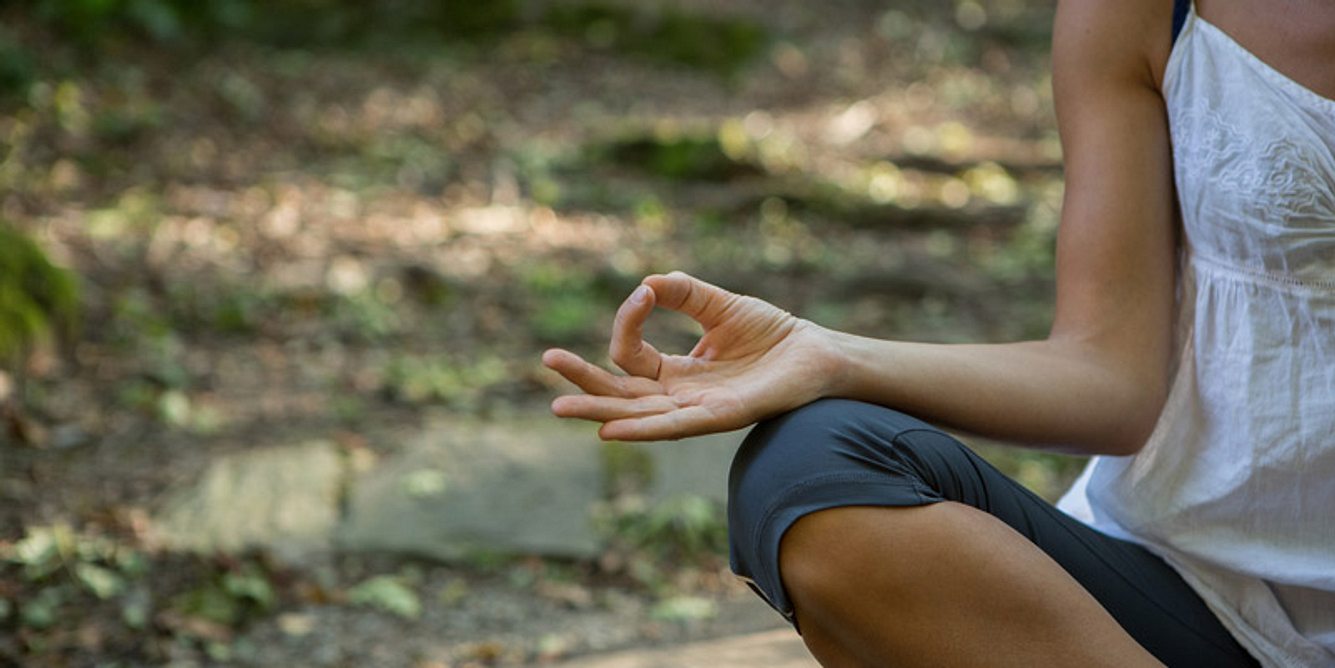 Beim „JNANA.MUDRA“ bilden Daumen und Zeigefinger einen geschlossenen Kreis. Durch diese Finger-Achtsamkeitsübungen können wir bei Stress innerhalb von zwei Minuten entspannen