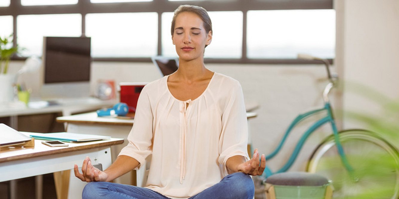 Herzstück der Meditationspraxis und eine der Achtsamkeitsübungen: die Sitzmeditation – in aufrechter, zugleich entspannter Position
