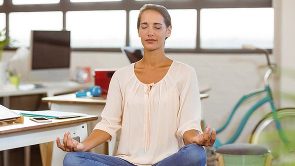 Herzstück der Meditationspraxis und eine der Achtsamkeitsübungen: die Sitzmeditation – in aufrechter, zugleich entspannter Position - Foto: iStock