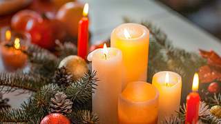 Brennende Kerzen auf einem Adventskranz - Foto: iStock / Silk-stocking