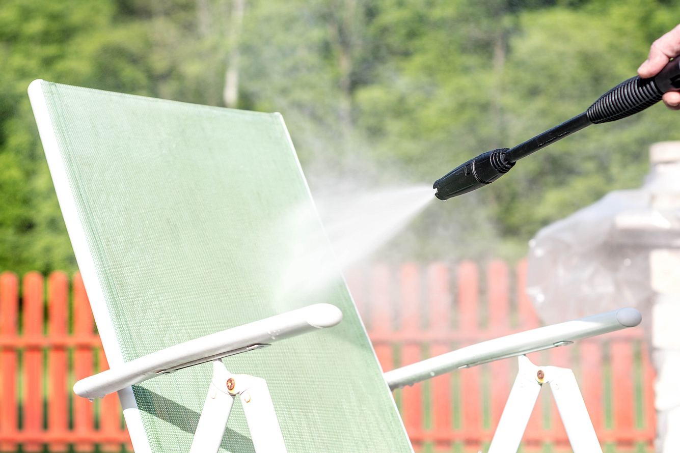 achtung-beim-fruehjahrsputz-gesundheitsamt-warnt-vor-hantavirus-infektion Gartenstuhl wird mit Wasser abgespritzt