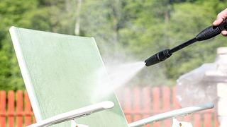 Gartenstuhl wird mit Wasser abgespritzt - Foto: iStock/lovro77