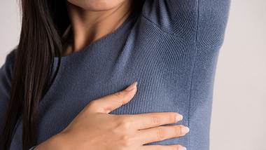 Schweißfleck im Shirt - Foto: iStock/spukkato 