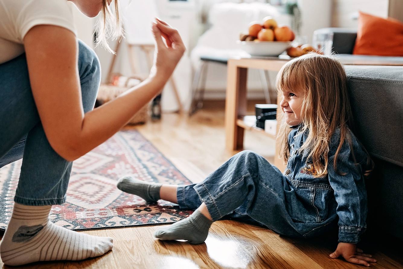 ADHS Erziehungsfehler Eine Mutter schimpft mit ihrer kleinen Tochter
