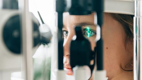 Augen-Scan - Foto: iStock/ferrantraite