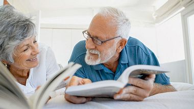 Älteres Paar beim Gedächtnistraining - Foto: Getty images