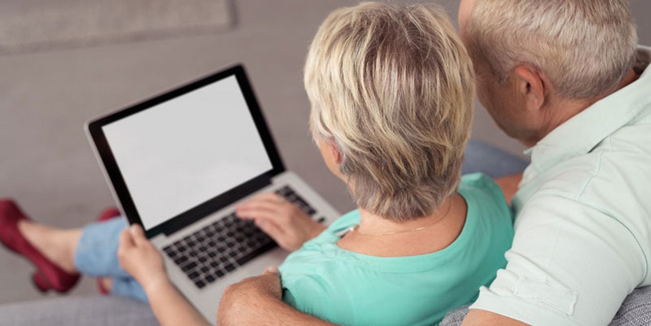 Älteres Paar mit Laptop Versandapotheke