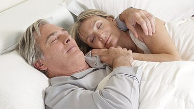 Ein älteres Paar schläft nebeneinander im Bett - Foto: Fotolia
