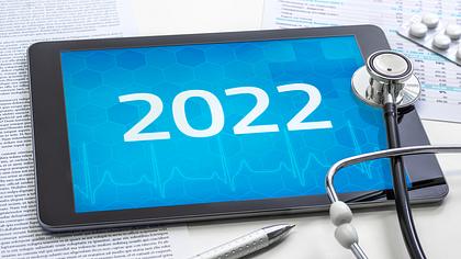Tablet mit 2022 auf dem Bildschirm, medizinisches Umfeld - Foto: iStock/Zerbor