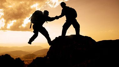 Zwei Bergsteiger überwinden Ängste - Foto: Fotolia