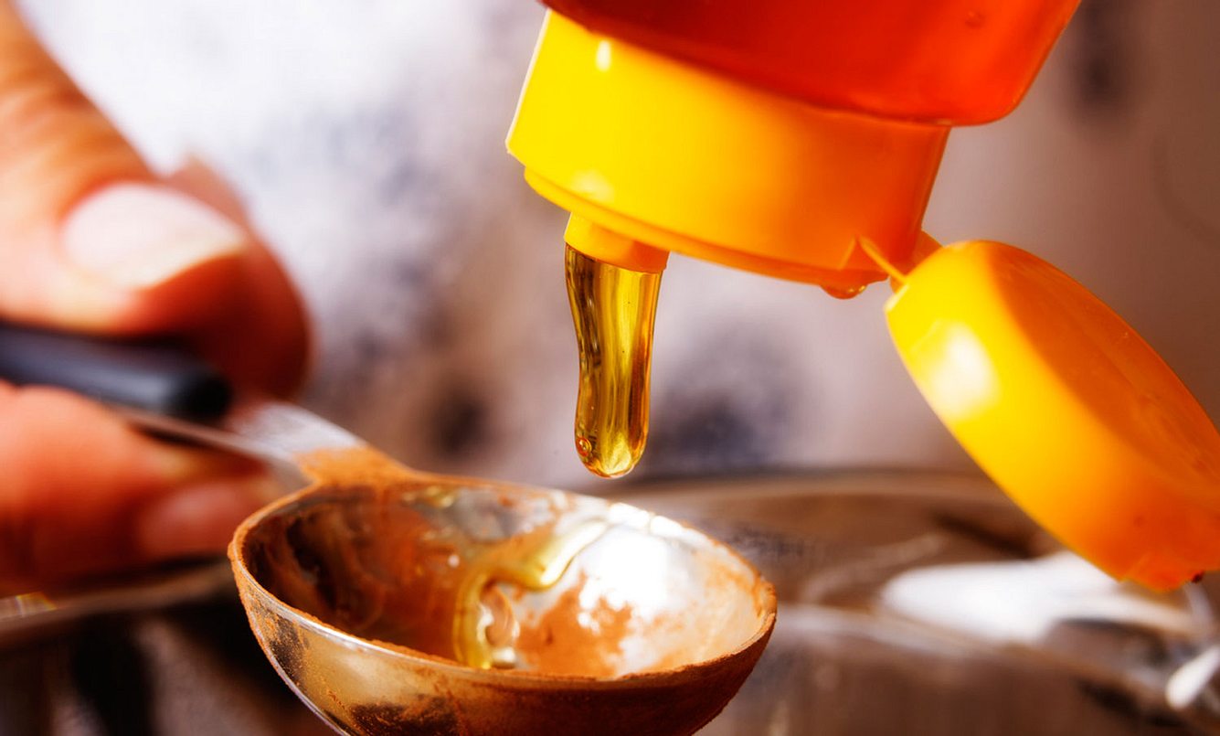 Agavendicksaft mit Löffel dosieren