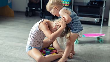 Ein Kleinkind greift seine große Schwester an - Foto: iStock/Kyryl Gorlov