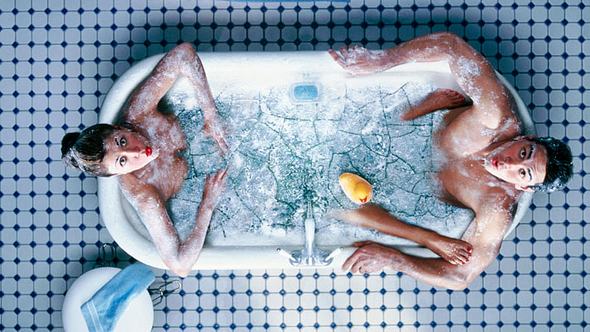 Paar in einer Badewanne mit Eiswasser - Foto: Alamy