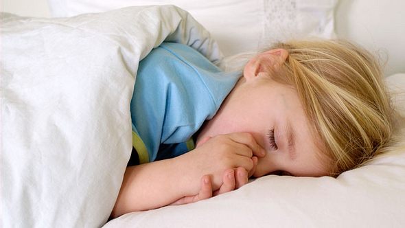 Junge schläft im Bett - Foto: Alamy