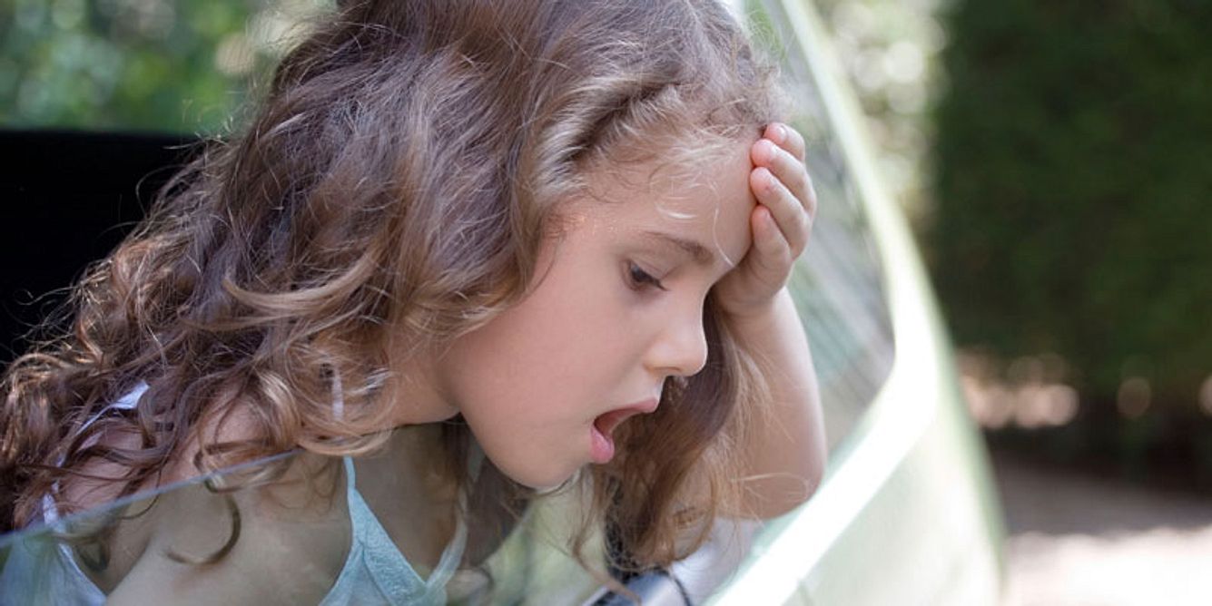 Kleines Mädchen hält Kopf aus dem Autofenster