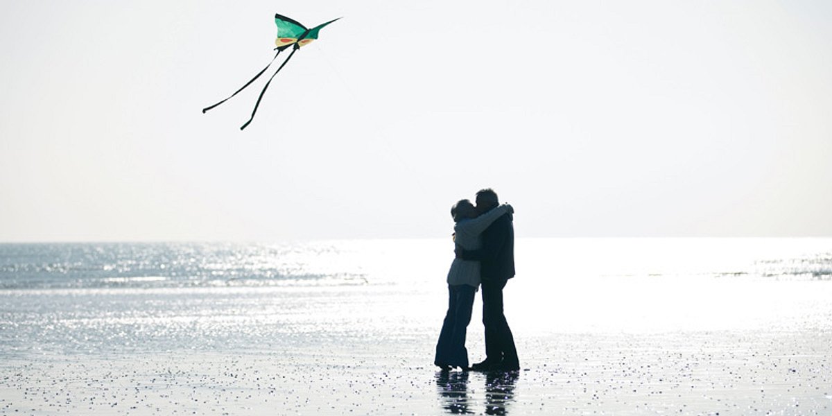 Ein Paar umarmt sich