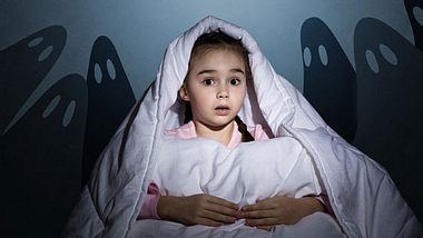 Mädchen hat Angst im Dunkeln - Foto: Fotolia