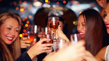 Gläser mit Alkohol - Foto: Shutterstock