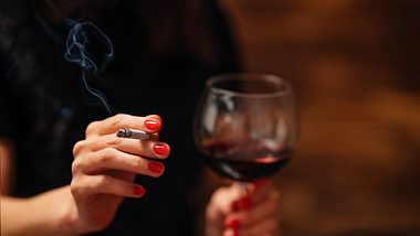 Frau trinkt Wein und raucht eine Zigarette - Foto: iStock/SonerCdem