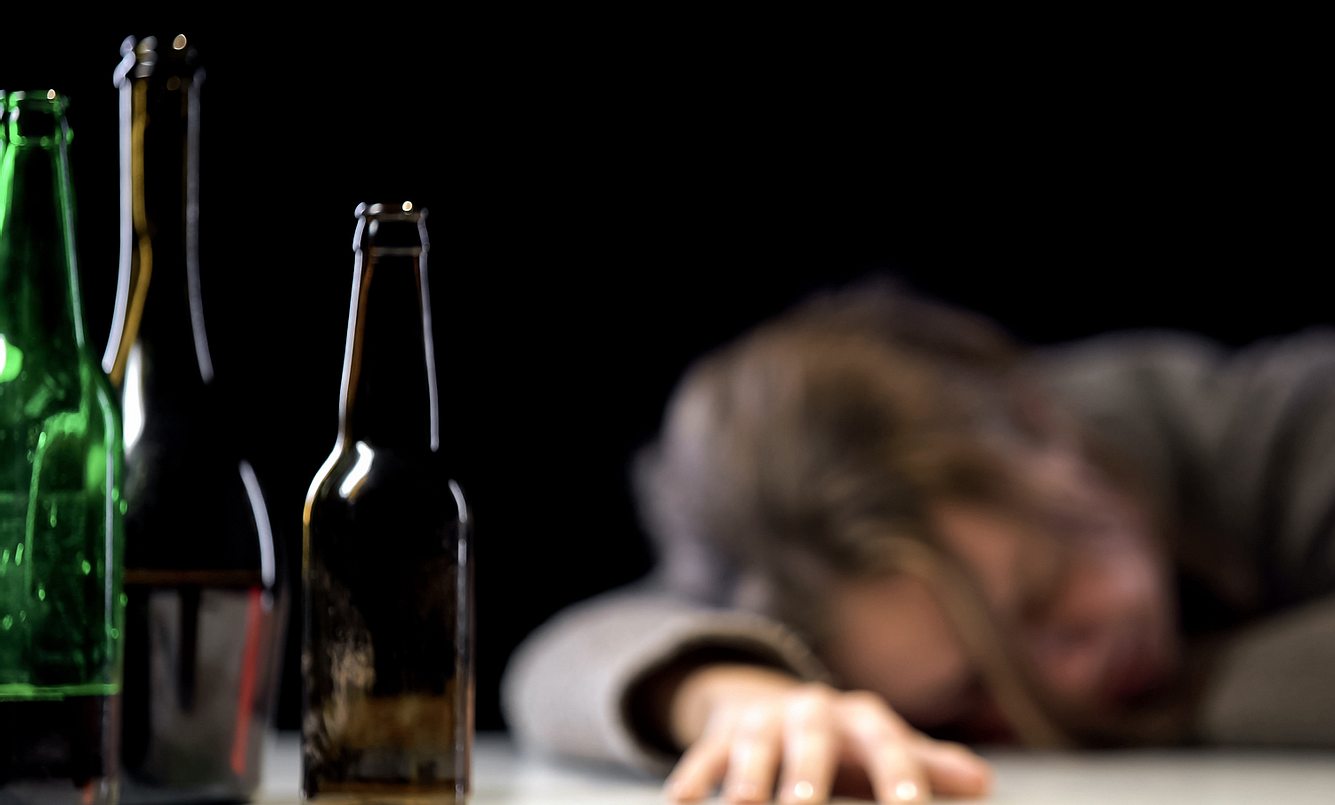 Eine Alkoholvergiftung kann lebensbedrohlich sein. Bei den Symptomen sollte sofort reagiert werden.