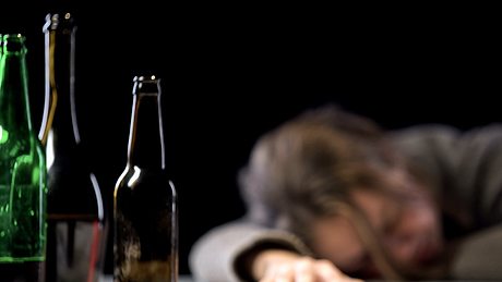 Eine Alkoholvergiftung kann lebensbedrohlich sein. Bei den Symptomen sollte sofort reagiert werden. - Foto: iStock/Motortion