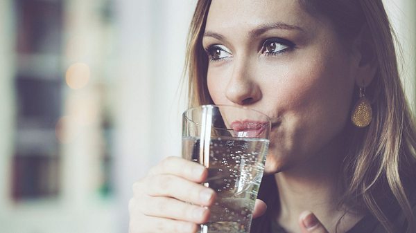 Eine Frau trinkt Wasser - Foto: iStock/Eva-Katalin
