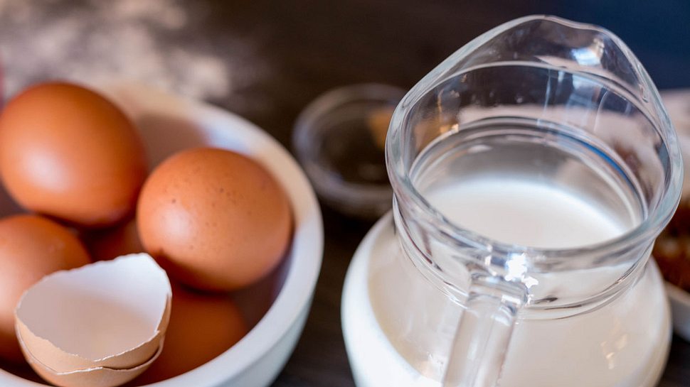 Eier in Schüssel und Milch in Kanne - Foto: istock/MajaMitrovic