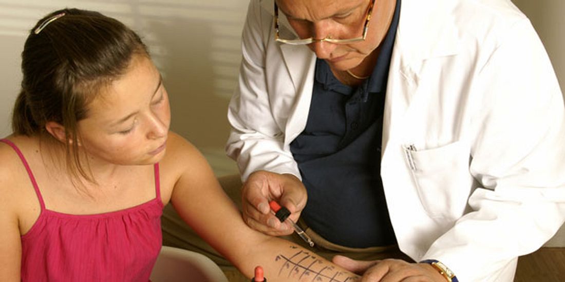Allergikologe testet Mädchen auf Heuschnupfen