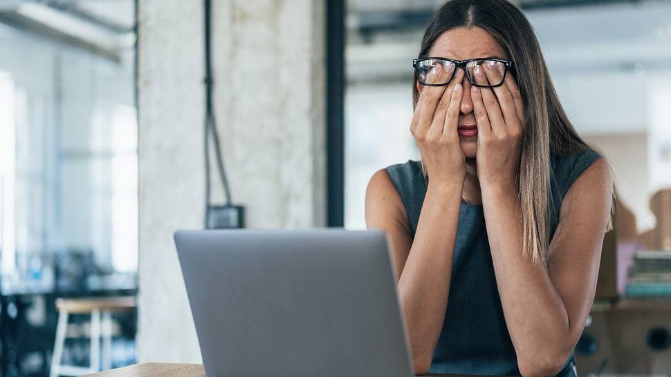 Eine Frau reibt sich die Augen - Foto: iStock/filadendron 