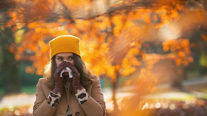 Eine Frau schnäuzt sich die Nase - Foto: iStock_CentralITAlliance