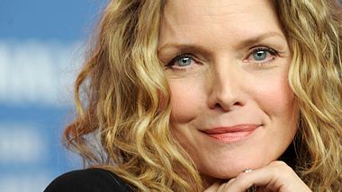 Michelle Pfeiffer fühlt sich sichtbar wohl in ihrer Haut - Foto: Corbis