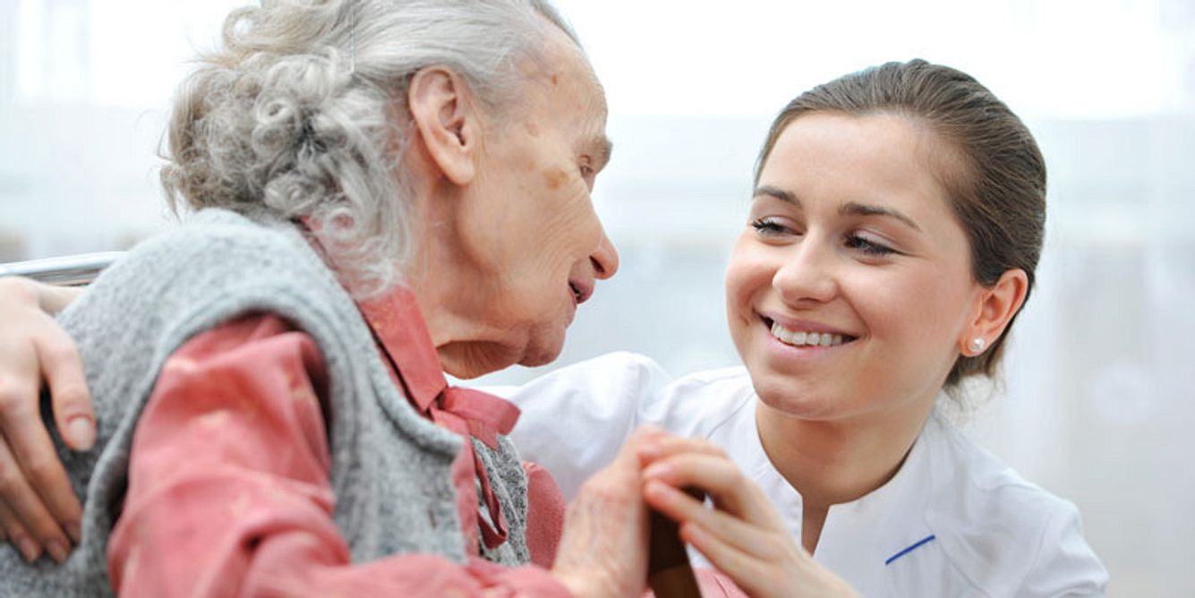 Seniorin mit Pflgerin