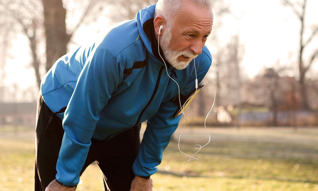 Älterer Mann mit Herzschwäche ist beim Joggen außer Atem
