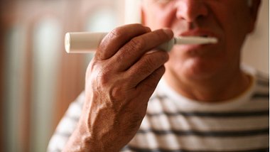 älterer Herr putzt sich die Zähne - Foto: Liderina/iStock